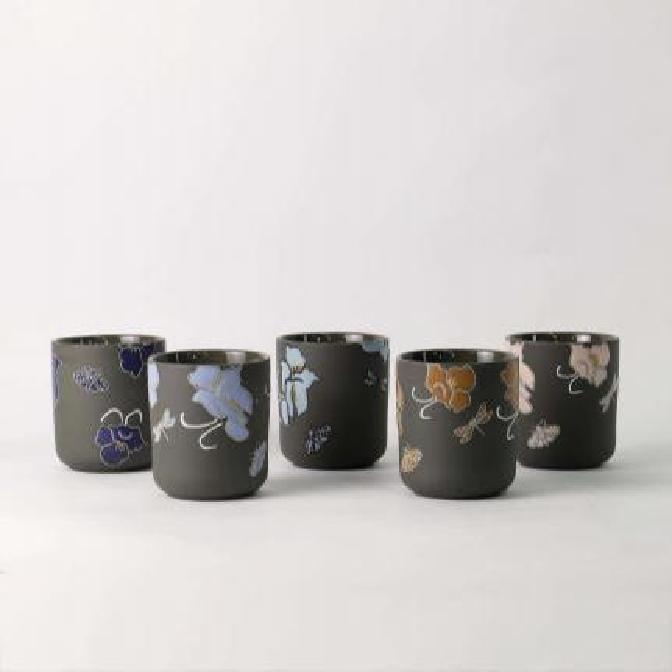 Proč se tento jedinečný ručně malovaný květinový svícen stal novým oblíbencem Instagramu?