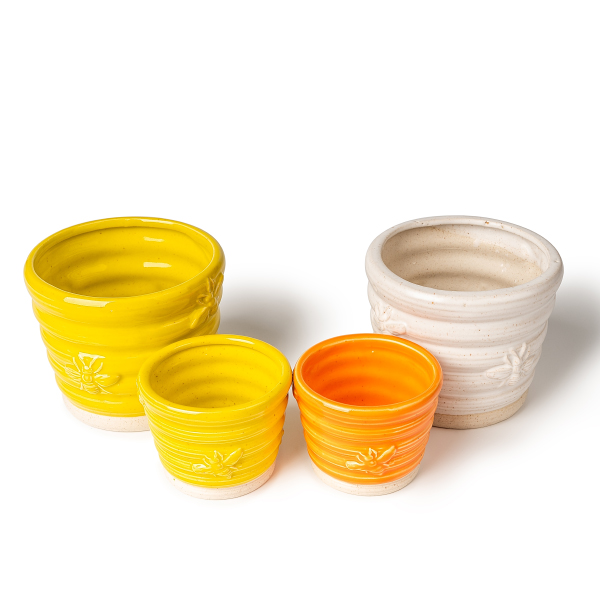 Chcete pozvednout svůj prostor a zážitek z darování? Vyzkoušejte tuto keramickou nádobu na svíčku z včelího vosku s rozkošnými včelími detaily!