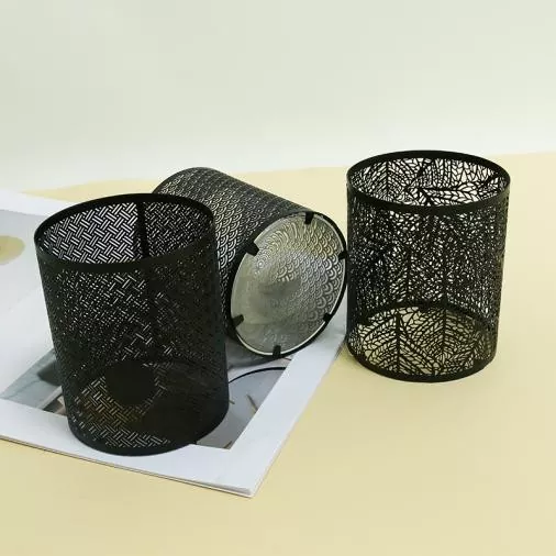 Držák svíčky s černým kovovým