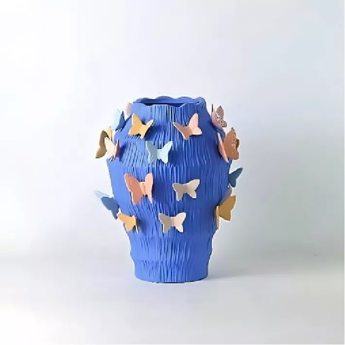 Ručně vyrobená keramická váza s tančícími motýly