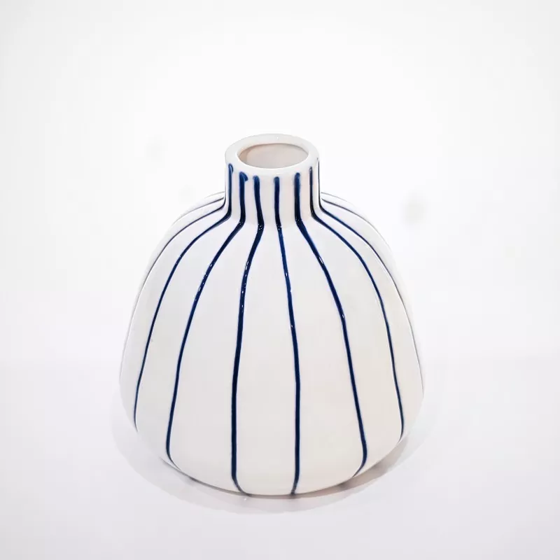 Moderní modrá pruhovaná keramická váza