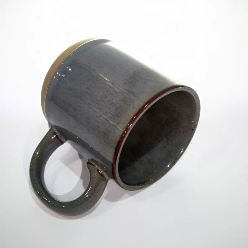 Jednoduchý moderní keramický cestovní šedý hrnek