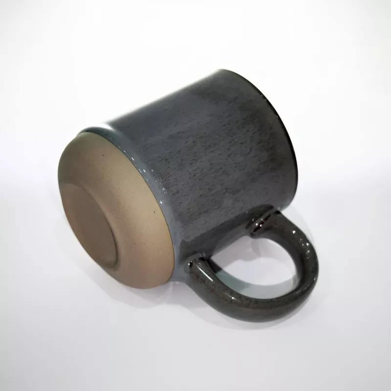 Jednoduchý moderní keramický cestovní šedý hrnek