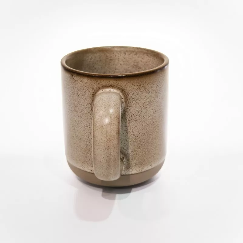 Jednoduchý moderní keramický cestovní hrnek