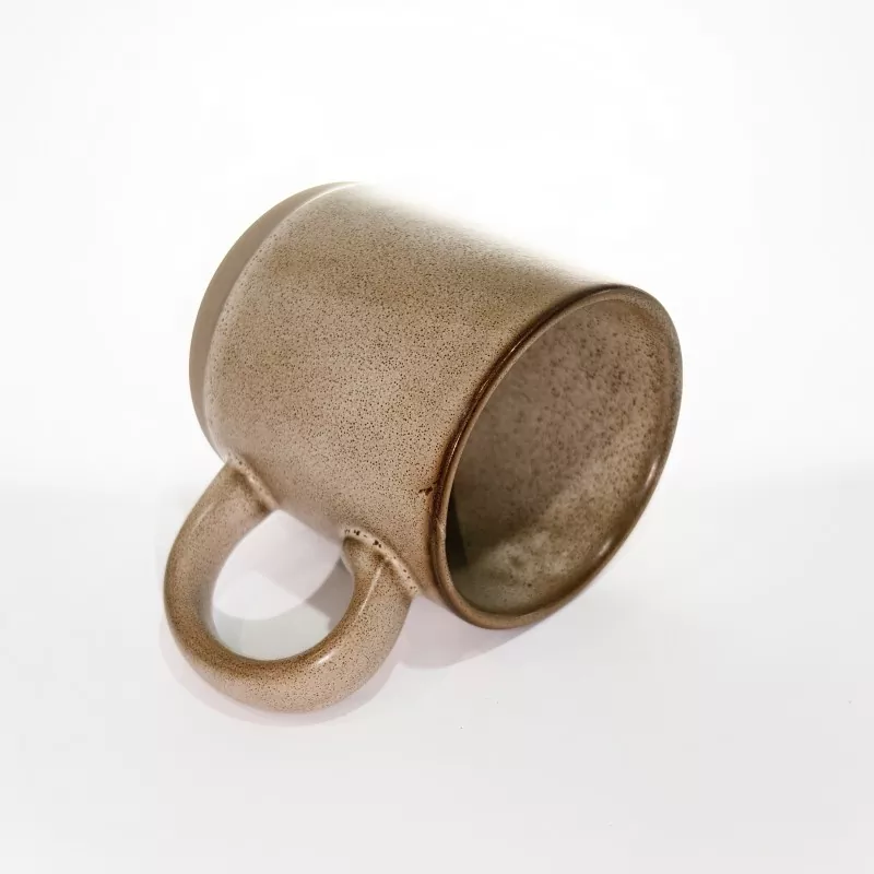 Jednoduchý moderní keramický cestovní hrnek