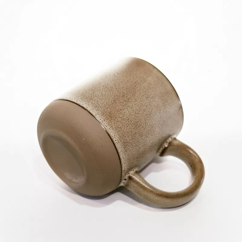 Jednoduchý moderní keramický cestovní hrnek