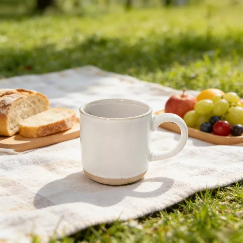 Jednoduchý moderní keramický cestovní bílý hrnek